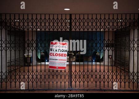 Un panneau indiquant "LA STATION FERMÉE" à la station de métro Federal Triangle à Washington, DC, le 26 mars 2020 - de nombreuses stations de métro et lignes de bus ont été fermées par la ville pour réduire le dérapage parmi les voyageurs non essentiels dans le contexte de la pandémie COVID-19 en cours. Ce matin, le ministère du travail a annoncé qu'un nombre record de 3,3 millions d'Américains avaient déposé des demandes de chômage pour la semaine précédente en raison des pertes d'emploi liées à Coronavirus, tandis que le Congrès américain a trouvé un compromis sur un plan de relance et de soulagement de 2 billions de dollars alors que les cas confirmés approchaient 500 000 à l'échelle mondiale. (Graeme Sloan/Sipa US Banque D'Images