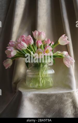 Tulipes roses dans un vase encore la vie. Banque D'Images