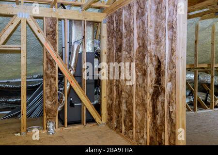 Vide Grenier avec maison d'habitation non fini de la couche d'isolation thermique sous le toit Banque D'Images