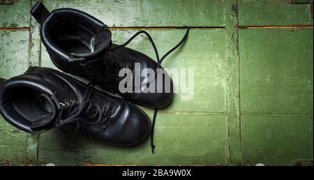 Bottes militaires vintage sur une vieille boîte en bois de munitions Banque D'Images