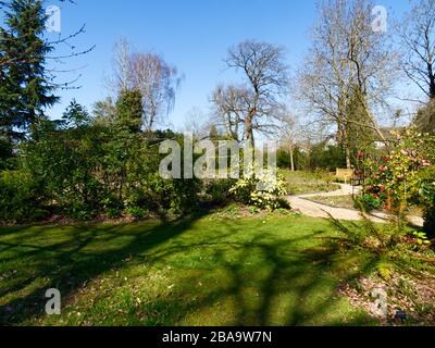 Reveley Lodge Gardens, Herfordshire, Royaume-Uni . Belle maison victorienne, jardins et salons de thé. La faune et la flore glorieuses. Ruches, étang et jardin de cuisine Banque D'Images