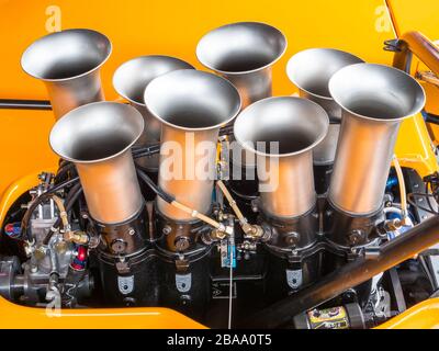 Les trompettes de voitures de course en argent McLaren M8F au Silverstone Classic, circuit de course Silverstone, Towcester, Northamptonshire, Royaume-Uni Banque D'Images