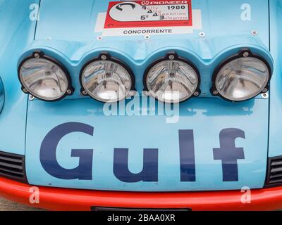 Une ligne de 4 spots sur une Porsche du Golfe au circuit de course Silverstone, Towcester, Northamptonshire, Royaume-Uni 2019 Banque D'Images