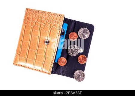 Portefeuille en cuir beige ouvert avec pièces de monnaie d'un cent et un quart de dollar à proximité. Crise financière, pauvreté, manque d'argent. Isolé sur ba blanc Banque D'Images