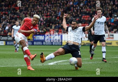 Lyle Taylor de Charlton Athletic obtient le premier but de son côté du jeu Banque D'Images