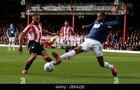 Bryan Mbeumo de Brentford et Ryan Nyambe de Blackburn Rovers en action Banque D'Images