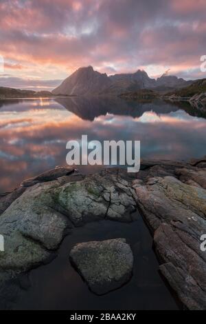 Vue sur un fjord norvégien en été sur l'île de Senja dans le nord de la Norvège, beau paysage Trosso pays coucher de soleil coloré, soleil de minuit en été Banque D'Images