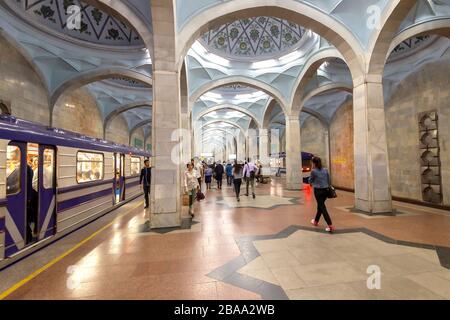 Métro à la station de métro Alisher Navoi à Tachkent, Ouzbékistan. Station de métro de la ligne O'zbekiston montrant le train et les ouzbeks. Banque D'Images