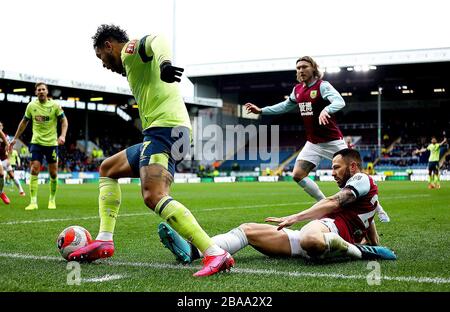Phillip Bardsley de Burnley (à droite) tente de s'attaquer au Joshua King de l'AFC Bournemouth Banque D'Images