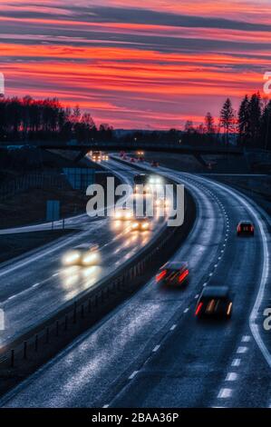 Voitures sur l'autoroute le soir Banque D'Images