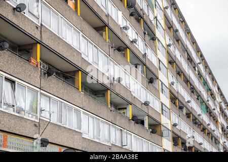 Façade du bloc de tours du conseil Talawlow, partie de la propriété Aylesbury située à Walworth, au sud-est de Londres Banque D'Images