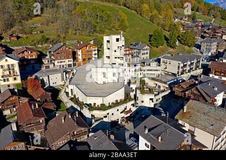 Village de montagne Heremmence avec église Saint Nicolas, Heremmence, Valais, Suisse Banque D'Images