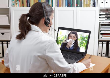 Concept de télémédecine : médecin ou pharmacien avec casque pendant une vidéo, consultez un patient avec la grippe. Banque D'Images