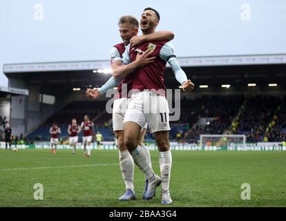 Dwight McNeil (à droite) de Burnley célèbre son troisième but du jeu Banque D'Images