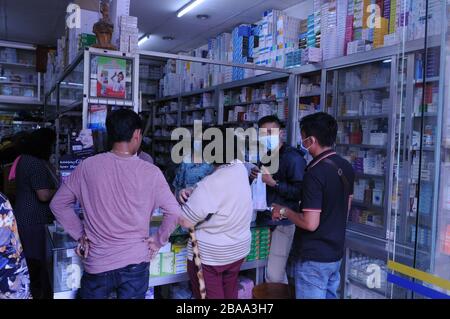 Cambodgiens, certains avec masques pour le visage, dans une pharmacie ou un magasin de médicaments, pour acheter des médicaments pendant la pandémie de coronavirus, Phnom Penh, Cambodge. © Kraig Lieb Banque D'Images