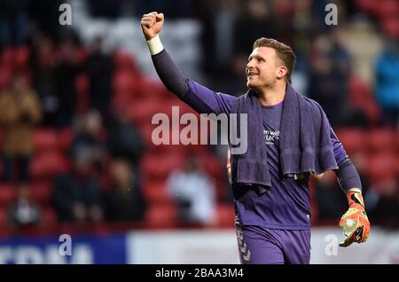 Le gardien de but Charlton Athletic Dillon Phillips célèbre les équipes remportera après le coup de sifflet final Banque D'Images