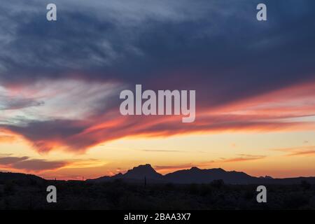 Ciel coloré au coucher du soleil et silhouette de montagne dans le désert près de Phoenix, Arizona Banque D'Images