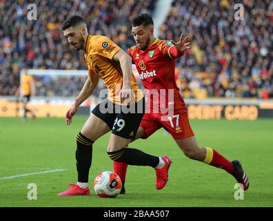Ruben Vinagre de Wolverhampton Wanderers (à gauche) et la bataille EMI Buendia de Norwich City pour le ballon Banque D'Images