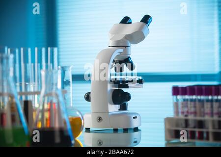 Microscope en laboratoire et autres équipements Banque D'Images