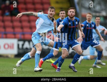 Kyle McFadzean (à gauche) de Coventry City a son maillot tiré par les camps de Callum de Rochdale Banque D'Images