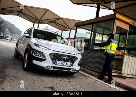 Barcelone, Espagne. 17 mars 2020. Les officiers sont vus surveiller la frontière de l'Espagne et de la France. Au Perthus, en France, le 17 mars 2020. (Photo de Adrià Salido Zarco/INA photo Agency/Sipa USA) crédit: SIPA USA/Alay Live News Banque D'Images