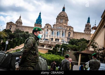 Barcelone, Espagne. 25 mars 2020. Les officiers ont vu des gardes devant Fira pour les sans-abri à Barcelone, ??Espagne, le 25 mars 2020. L'Espagne est l'un des pays les plus touchés par l'épidémie de Coronavirus (Covid-19). (Photo de Adrià Salido Zarco/INA photo Agency/Sipa USA) crédit: SIPA USA/Alay Live News Banque D'Images