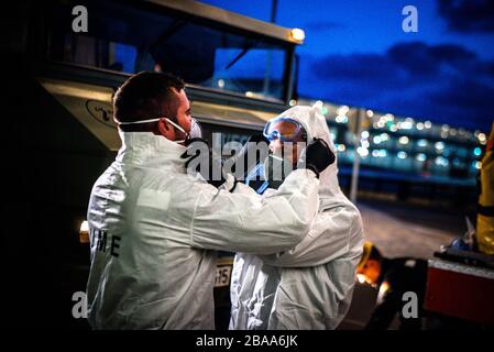 Barcelone, Espagne. 19 mars 2020. L'UME (Unidad Militar de Emergencia) prépare les personnes désinfectées à l'aéroport El Prat de Barcelone, ??Espagne, pour empêcher la propagation du Coronavirus (Covid-19) le 19 mars 2020. (Photo de Adrià Salido Zarco/INA photo Agency/Sipa USA) crédit: SIPA USA/Alay Live News Banque D'Images