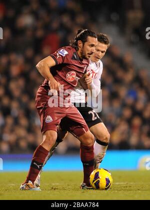 Sascha Riether de Fulham (à droite) et Jonas Gutierrez de Newcastle United en action Banque D'Images