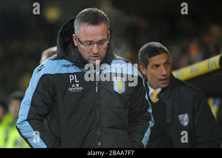 Le directeur d'Aston Villa Paul Lambert (à gauche) passe devant le directeur de Norwich City Chris Hughton (à droite) sur l'écran tactile Banque D'Images