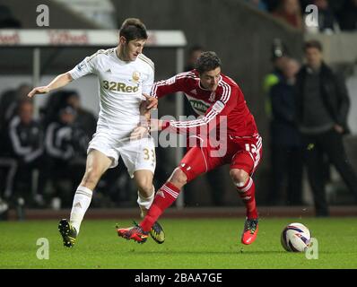 Lukas Jutkiewicz (à droite) et Ben Davies (à gauche) de Swansea City se battent pour le ballon Banque D'Images