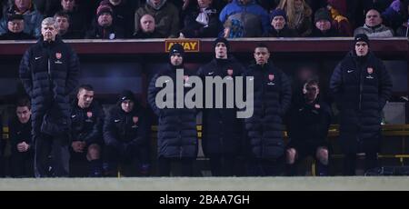 Arsene Wenger, responsable d'Arsenal (à gauche) sur le touchline avec Mikel Arteta (au centre, à gauche), Sébastien Squillaci (au centre), Francis Coquelin (au centre, à droite) et gardien de but Vito Mannone (à droite) Banque D'Images