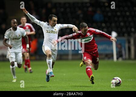 La bataille de Middlesbrough's Scott McDonald (à droite) et de Swansea City Leon Britton (à gauche) pour le ballon Banque D'Images