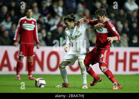 Lukas Jutkiewicz (à droite) de Middlesbrough lutte pour le ballon avec Chico de Swansea City (à gauche) Banque D'Images