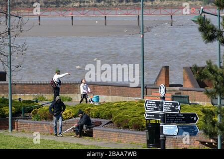 Erith, Kent, Royaume-Uni. 26 mars 2019. Les gens qui sortent et qui se trouvent à Erith pendant le verrouillage de Coronavirus, Kent, Royaume-Uni Erith Kent, Royaume-Uni. 26 mars 2020. Crédit: Nils Jorgensen/Alay Live News Banque D'Images
