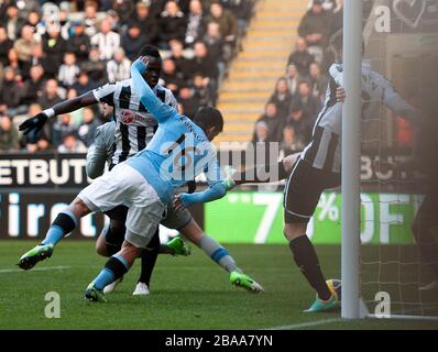 Sergio Aguero de Manchester City obtient ses côtés deuxième but du jeu Banque D'Images