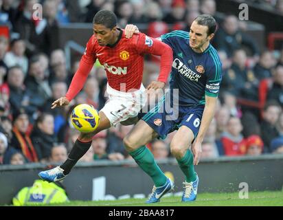 John O'Shea de Sunderland et Antonio Valencia de Manchester United (à gauche) se battent pour le ballon Banque D'Images