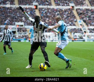 La bataille de Papiss Demba Cisse de Newcastle United (à gauche) et de Manchester City, GA’l Clichy (à droite) Banque D'Images