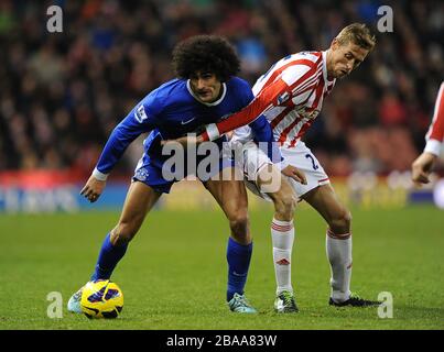 Peter Crouch de Stoke City (à droite) et Marouane Fellaini d'Everton se battent pour le ballon Banque D'Images