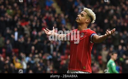 Le Lyle Taylor de Charlton Athletic célèbre son deuxième but Banque D'Images