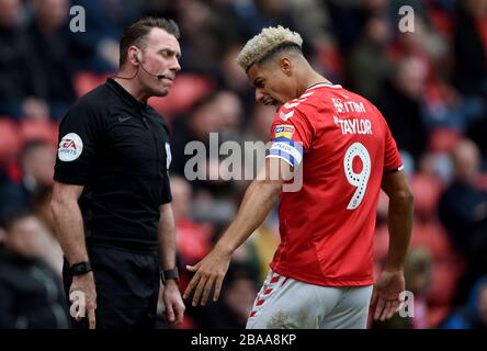 Lyle Taylor de Charlton Athletic parle au linesman Banque D'Images