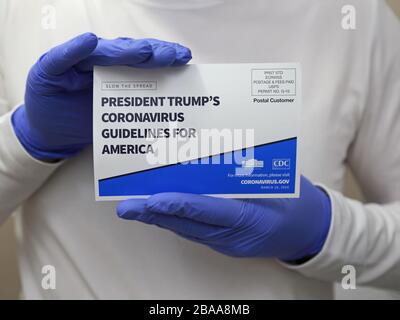 Los Angeles, CA / USA - 25 mars 2020: Un mailer officiel de la Maison Blanche lit: "RALENTIR LA PROPAGATION. LES LIGNES DIRECTRICES DU PRÉSIDENT TRUMP EN MATIÈRE DE CORONAVIRUS POUR L'AMÉRIQUE. Banque D'Images