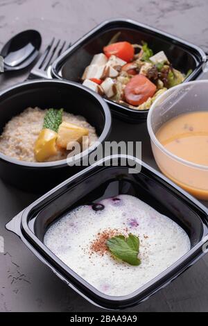 Petit déjeuner sain : bol de flocons d'avoine avec pommes caramélisées, cannelle et miel dans des boîtes, pas de repas de sucre Banque D'Images