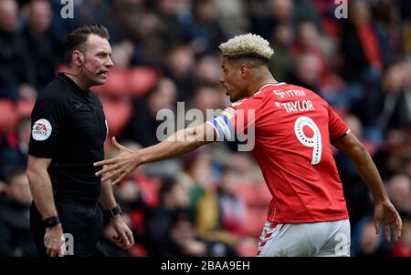 Lyle Taylor de Charlton Athletic parle au linesman Banque D'Images