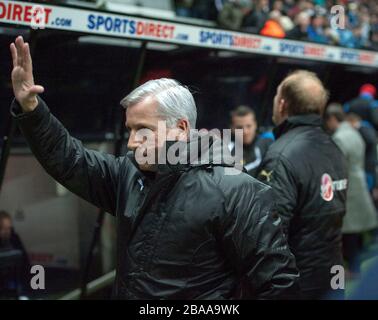 Le directeur de Newcastle United, Alan Pardew, s'est fait une vague vers la foule à la maison Banque D'Images