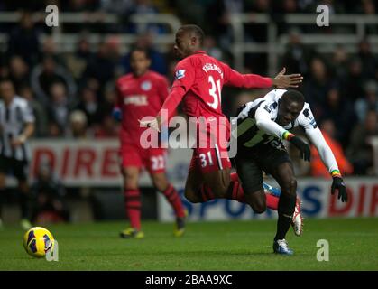 Wigan Athletic's Maynor Figueroa (à gauche) foule Papiss Cisse de Newcastle United, ce qui entraîne une pénalité Banque D'Images