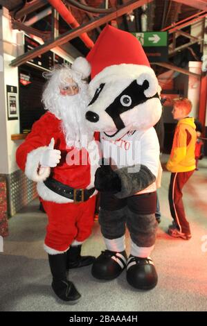 Fulham mascotte Billy le Badger pose pour des photos avec le Père Noël Banque D'Images