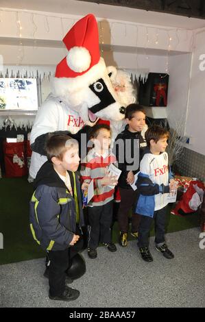 Fulham mascot Billy le Badger pose pour des photos avec de jeunes fans Banque D'Images