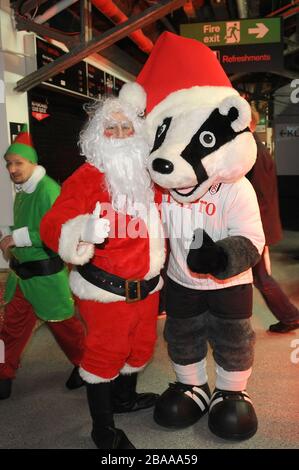 Fulham mascotte Billy le Badger pose pour des photos avec le Père Noël Banque D'Images