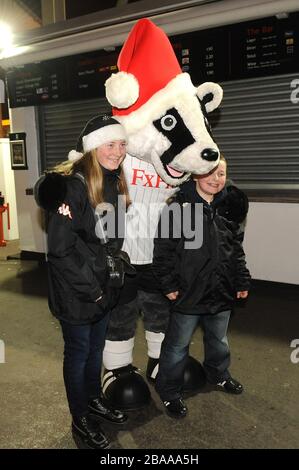 Fulham mascot Billy le Badger pose pour des photos avec de jeunes fans Banque D'Images