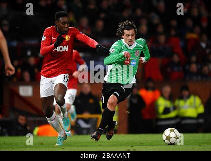 Danny Welbeck de Manchester United (à gauche) en action avec Ricardo Cadu de CFR Cluj-Napoca Banque D'Images